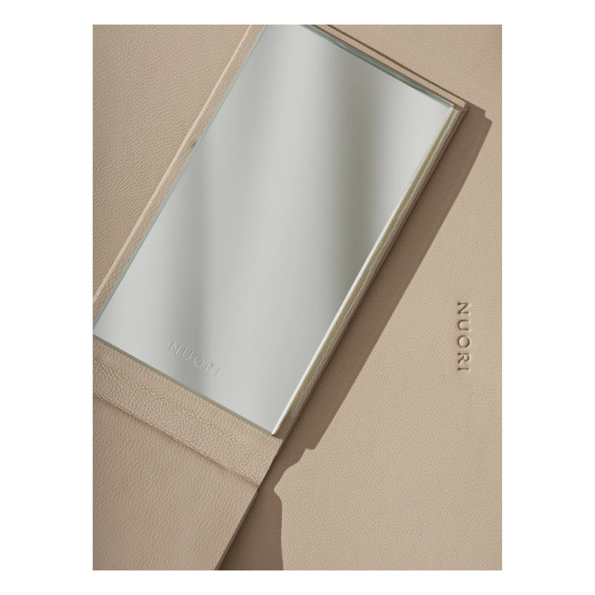 Nuori - Cep Aynası | Nude