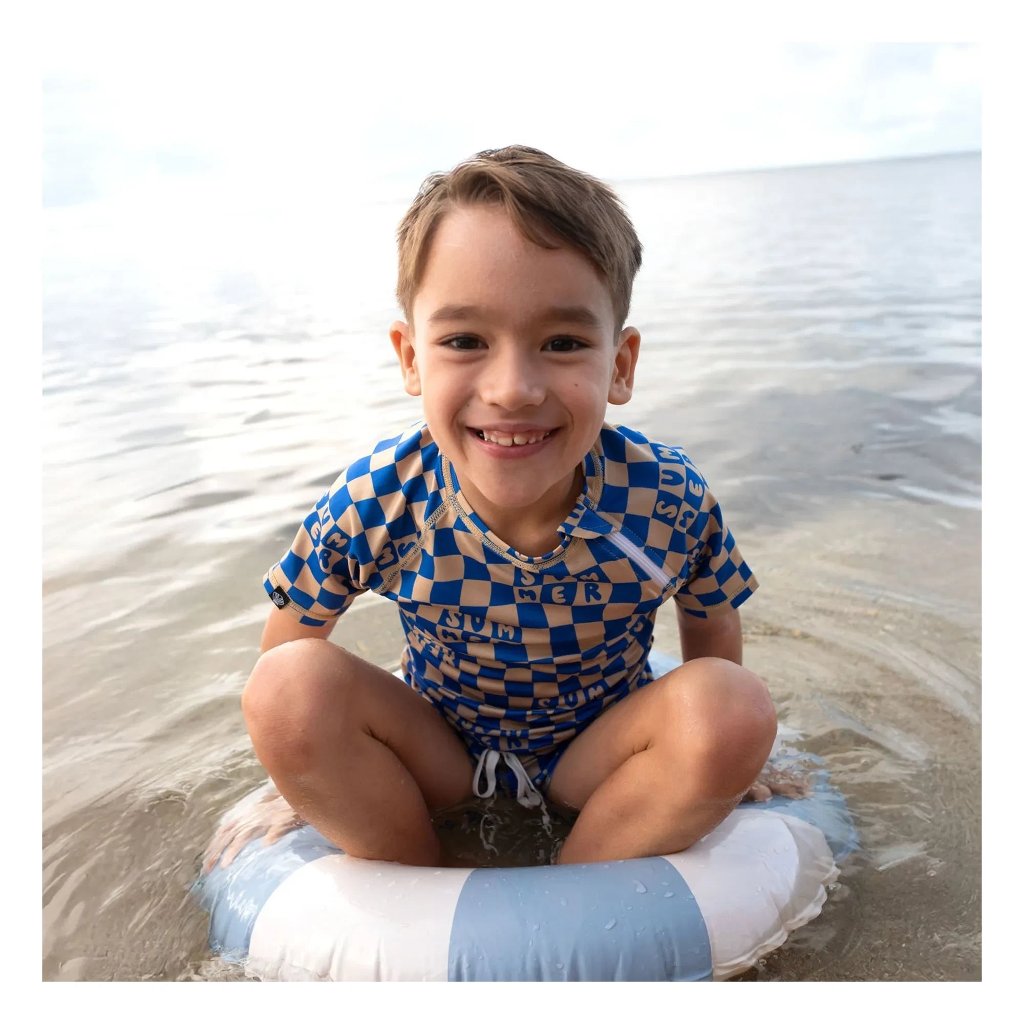Beach & Bandits - Kariertes UV-Schutz-T-Shirt aus recycelten Fasern | Marineblau