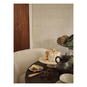 Ferm Living - Spring Keramik-Kuchenständer | Gebrochenes Weiß