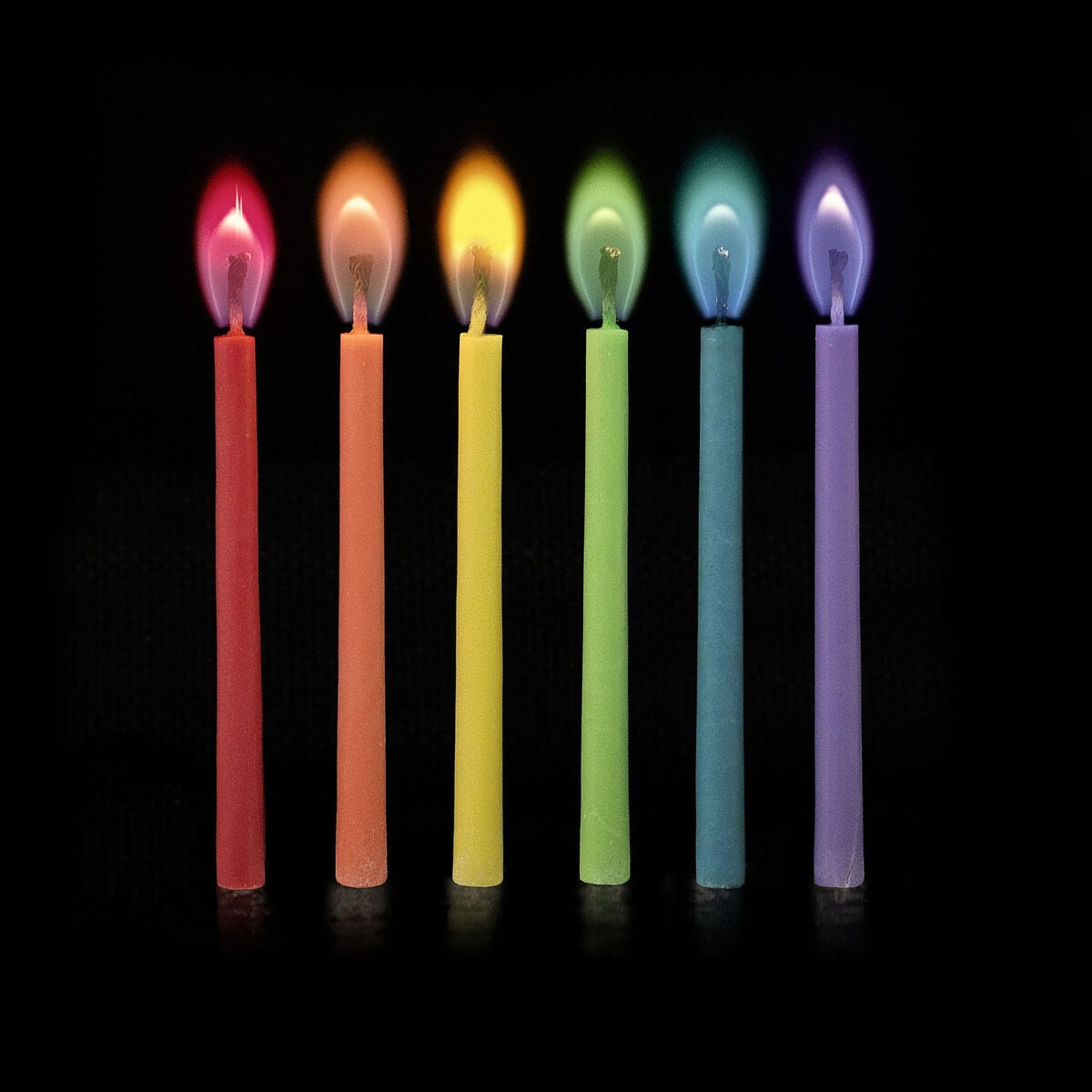 Legami - Candele a forma di torte con fiamme colorate