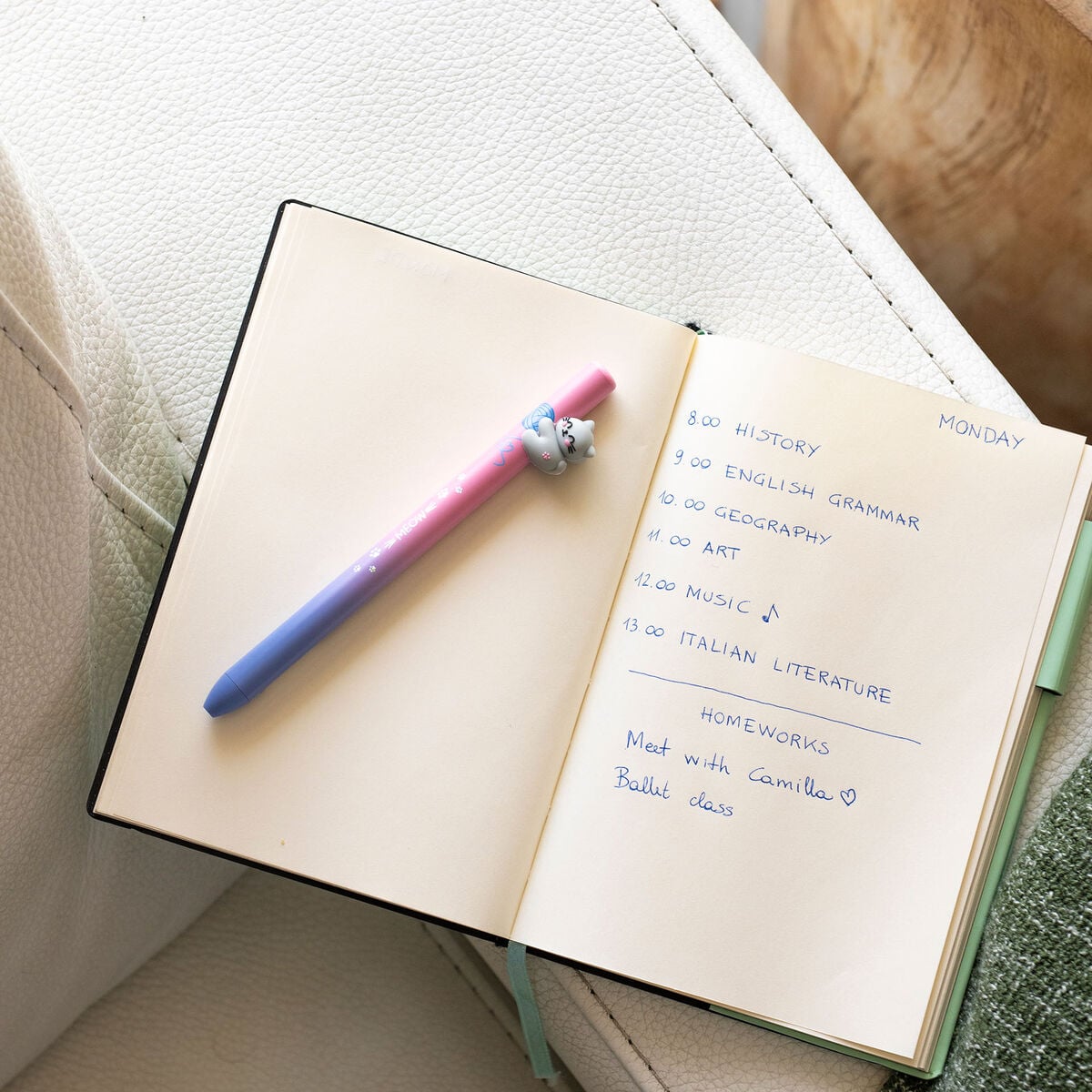 Legami - Retractable Ballpoint Kitty "Be Curious"- Free Hugs