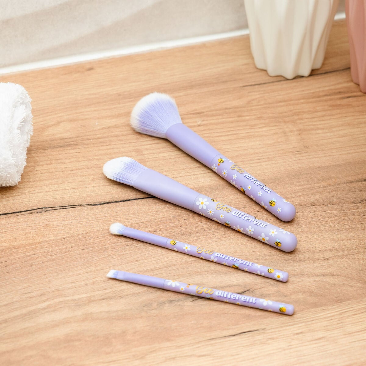 Legami - 4'lü Arı Makyaj Fırçası Seti - Oh My Glow!