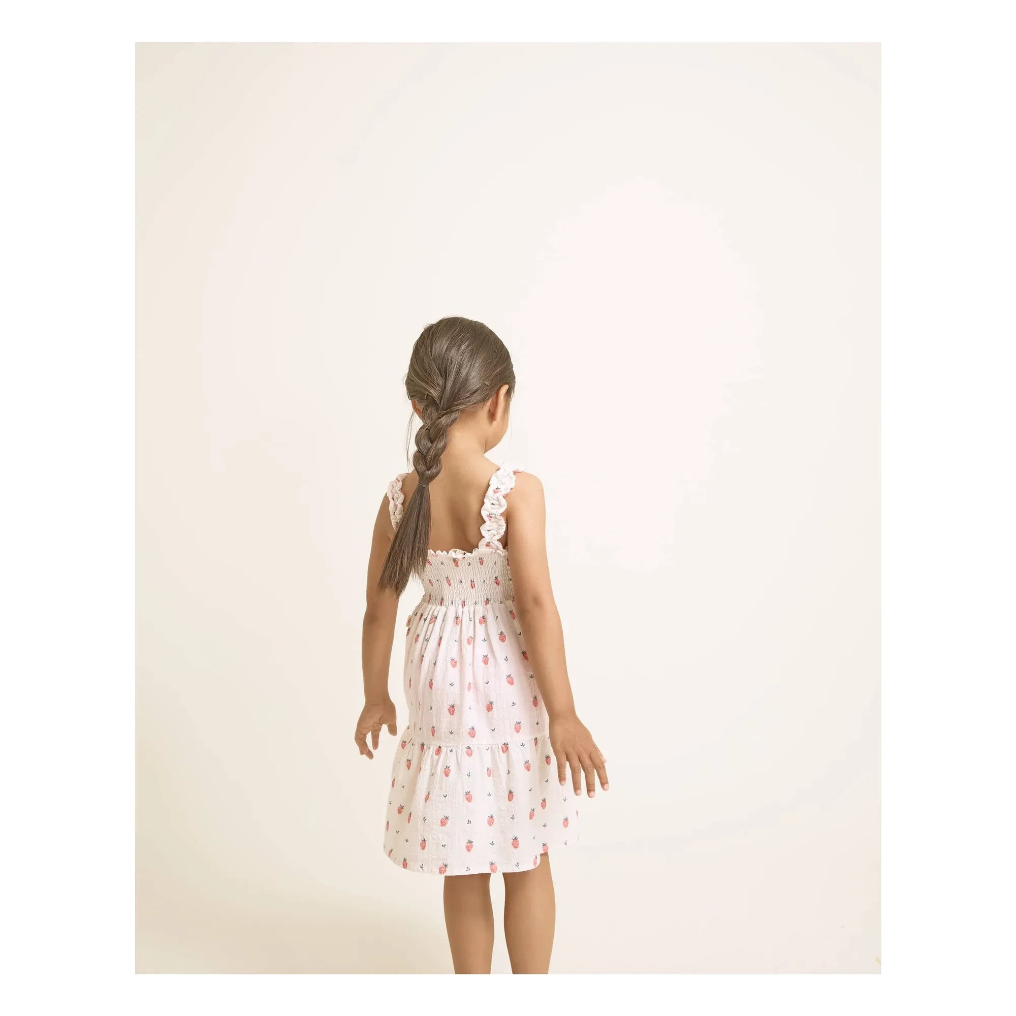 Búho - Erdbeer-Rüschenkleid aus Bio-Baumwolle | Blassrosa