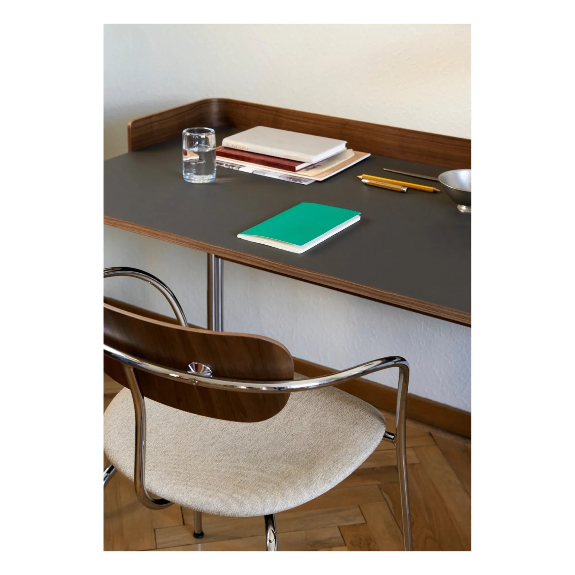 & Tradition - Pavilion AV17 Tisch, Chromgestell | Nussbaum