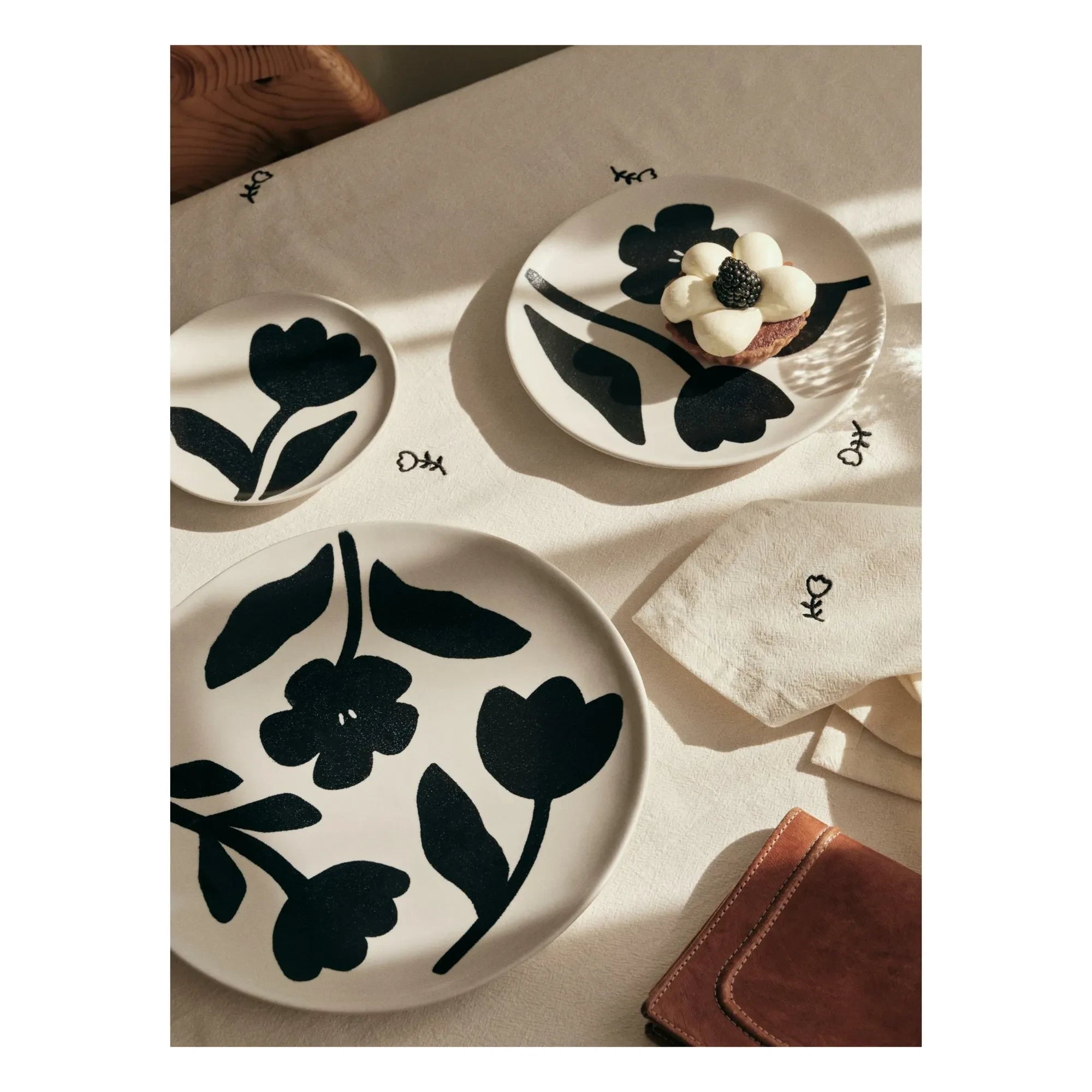 Broste Copenhagen - Flora taş seramik tabak | Siyah