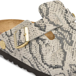 BIRKENSTOCK - قبقاب Boston Rivet بنقشة جلد الأفعى | رمادي فاتح