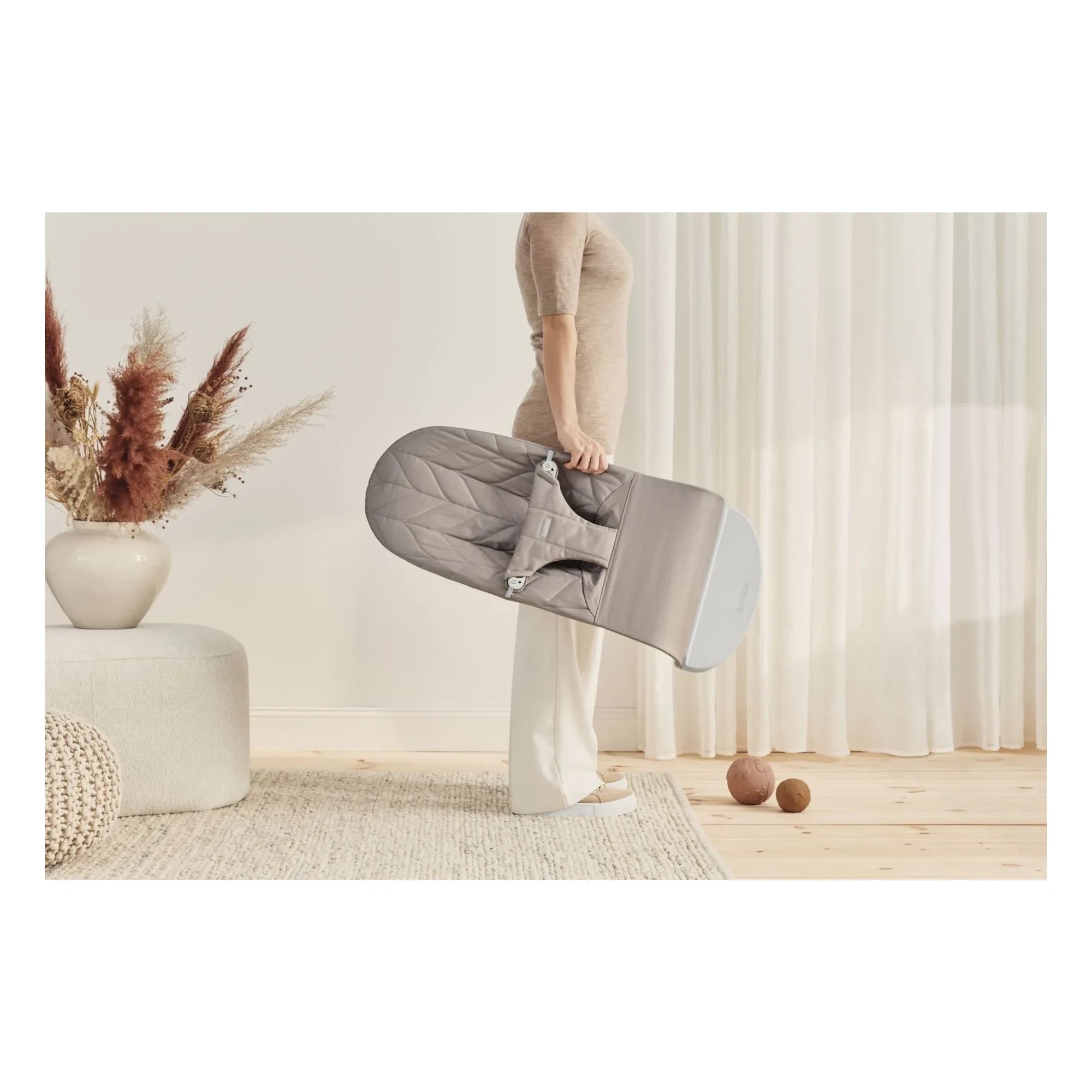 BabyBjörn – Bliss Wippe aus gesteppter Baumwolle, Petal | Sand