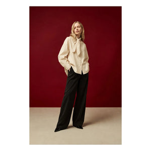 BELLEPIECE - Tom Cotton Poplin Bluse | Latte