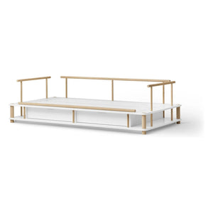 Oliver Furniture - سرير Camp بمقعد من خشب البلوط