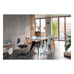 Vitra - EM Table, geöltes Naturholz Eiche 220x90 cm - schwarze Beine - Jean Prouvé | Eiche