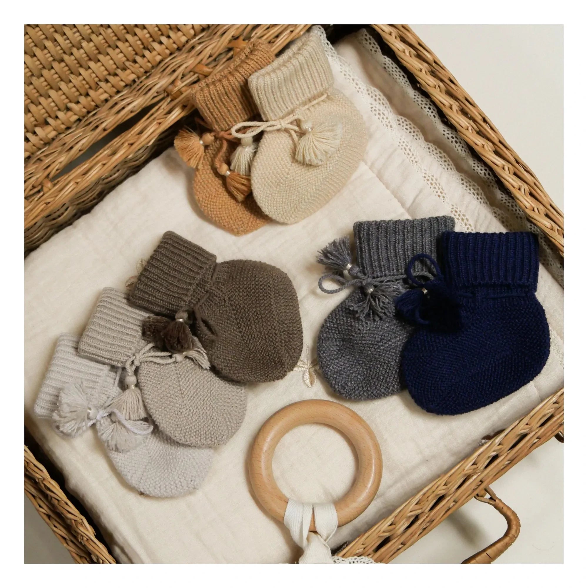 Gentil Coquelicot - Knitted Slippers and Embroidered Pouch | Navy Blue