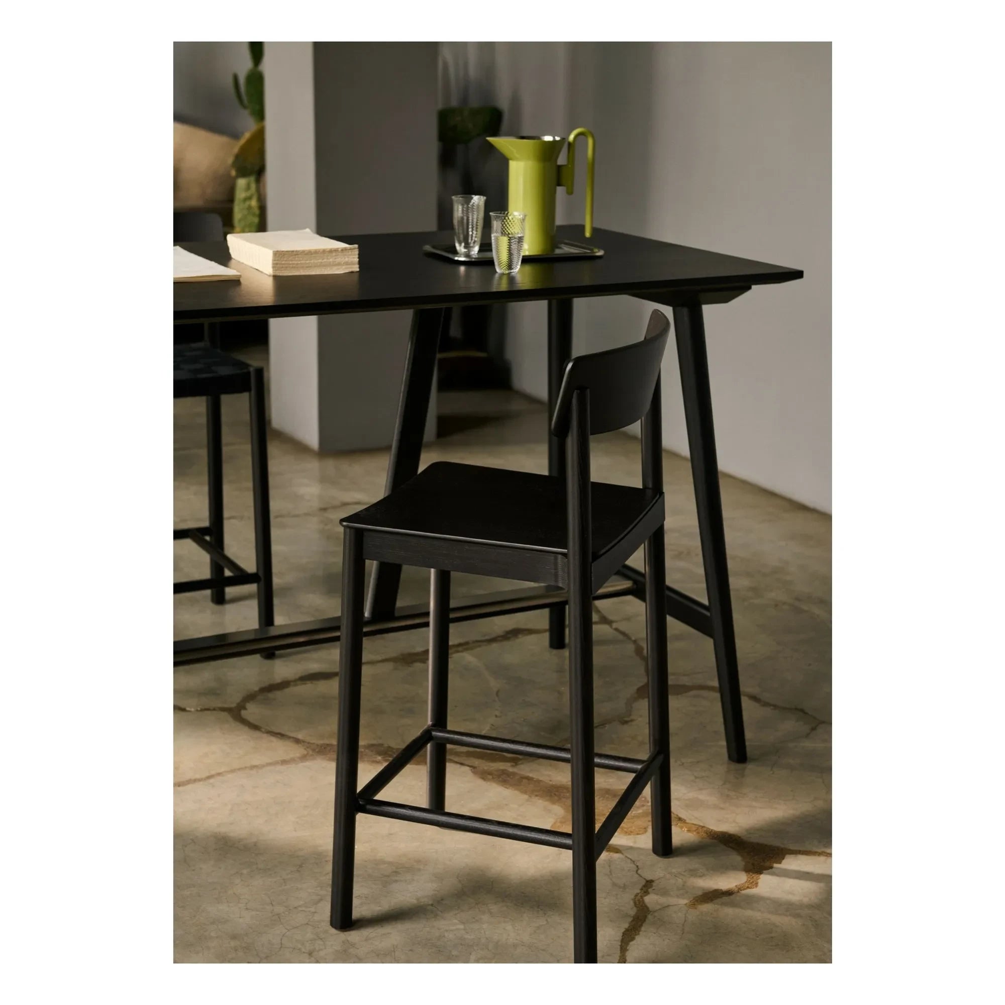 & Tradition - Betty TK12 siyah kayışlı kül rengi bar taburesi, 65 cm | Siyah