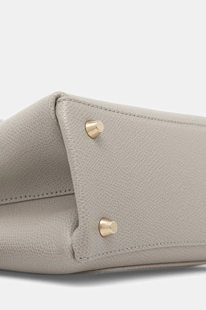 Furla yapılı kadın deri çanta