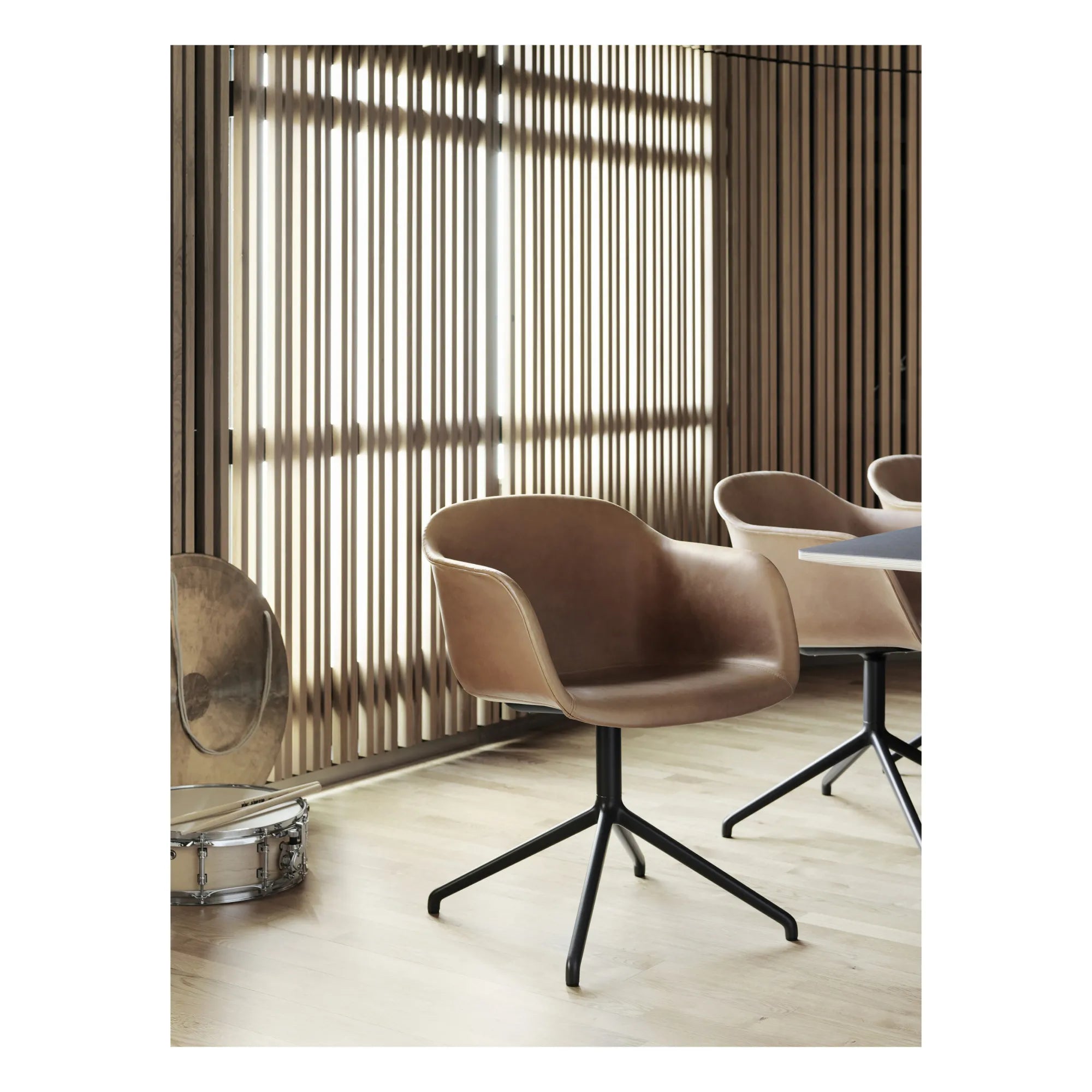 Muuto - Kollu Fiber Deri Sandalye | Konyak