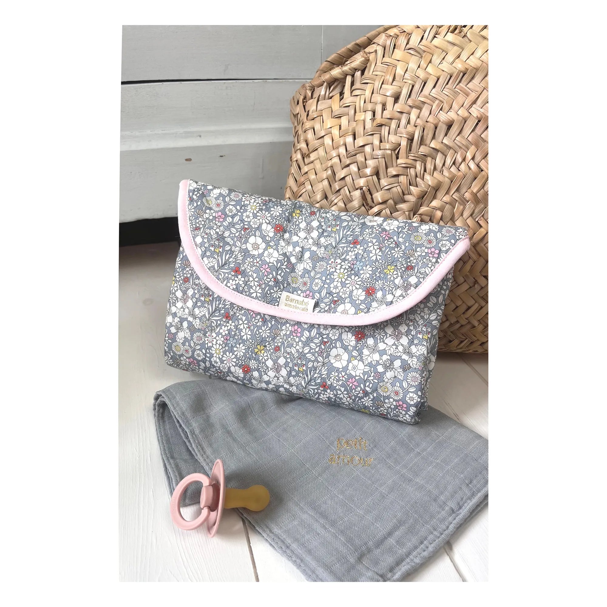 Barnabé aime le café - Katie Travel Changing Mat | Gray
