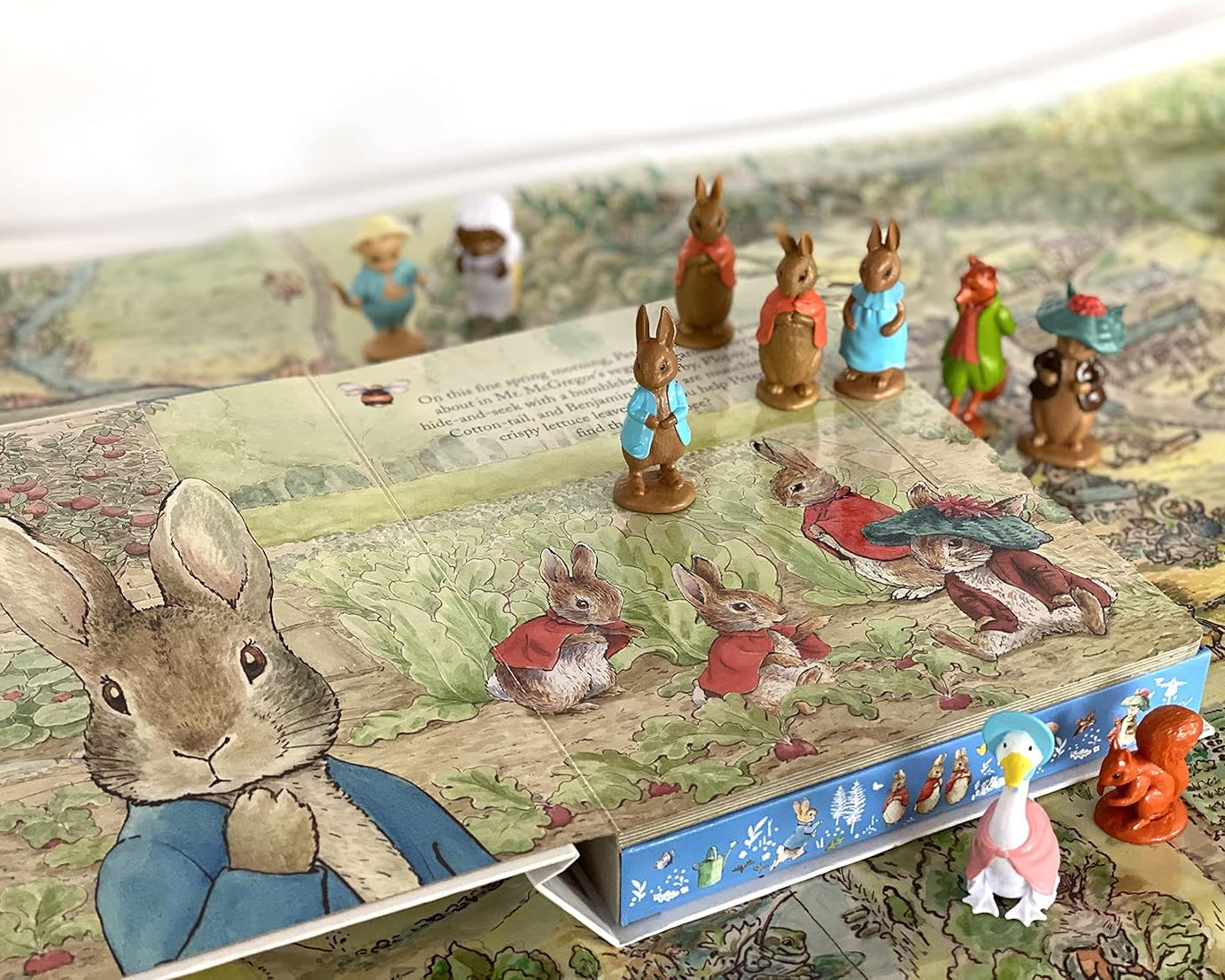 Phidal - Livro de Atividades e Histórias em Inglês com Figura de Coelho Peter e Brinquedo