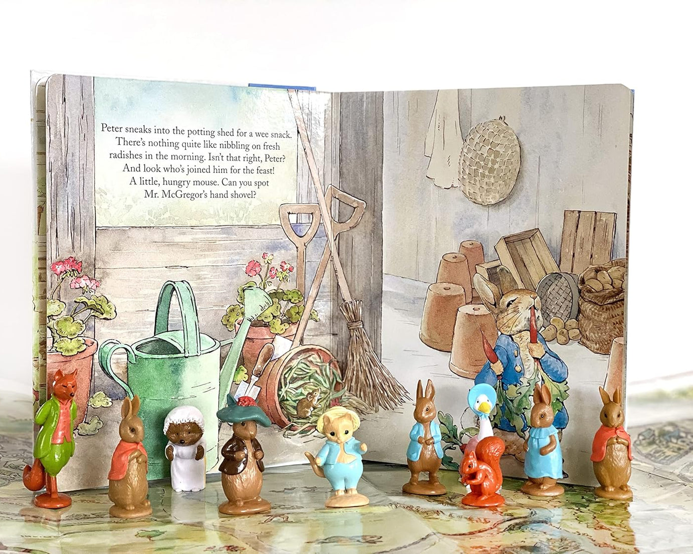 Phidal - Livro de Atividades e Histórias em Inglês com Figura de Coelho Peter e Brinquedo