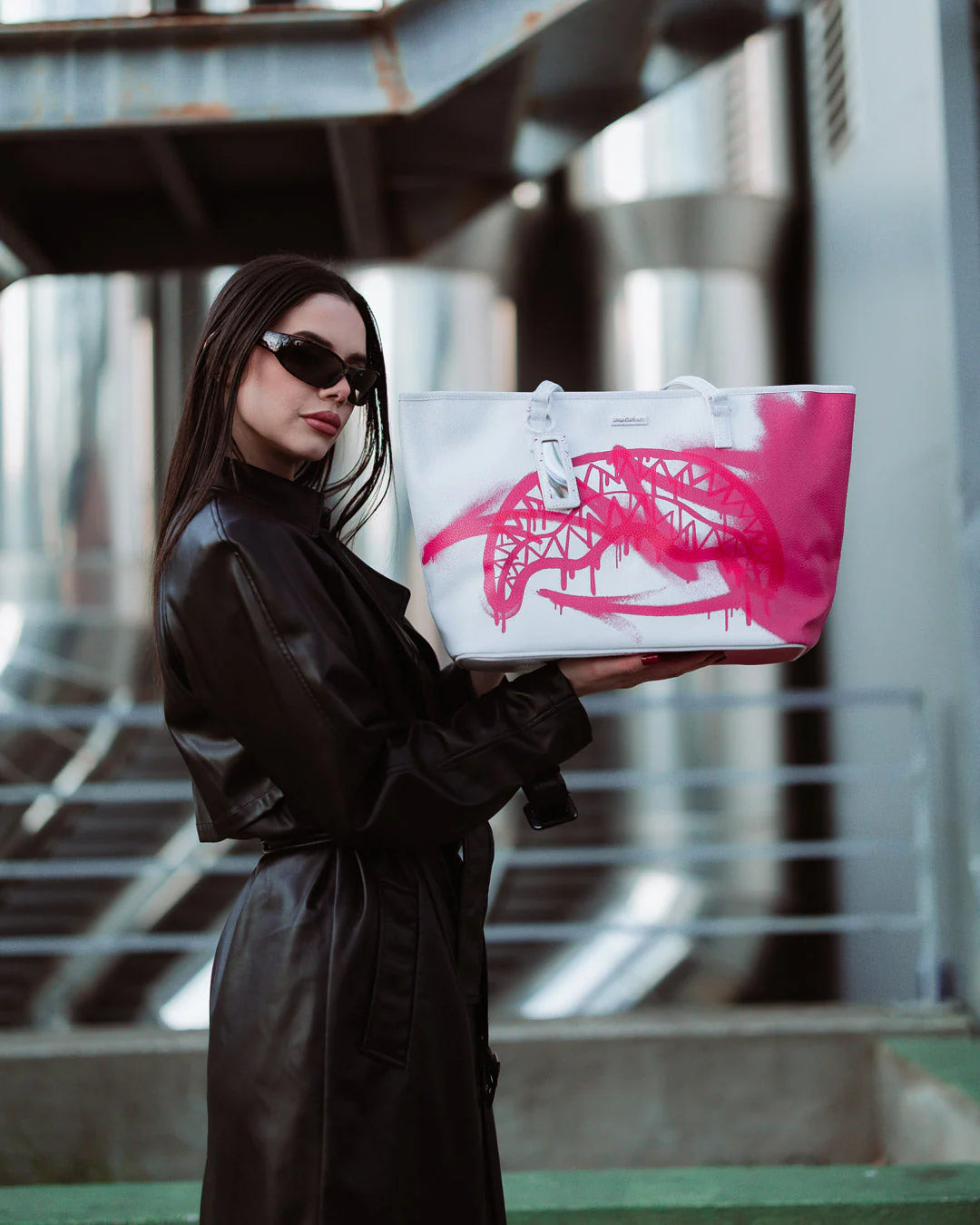 Sprayground - حقيبة كتف وردية بيضاء عاصفة