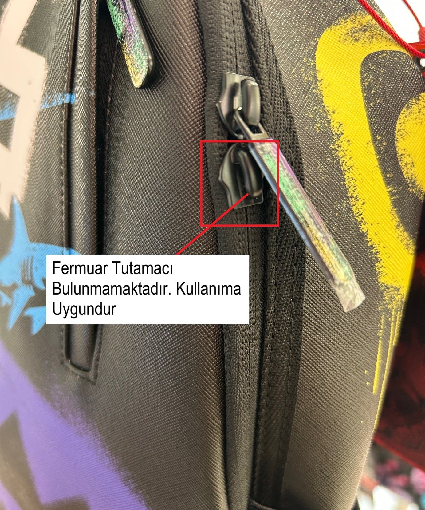 Sprayground - शार्क सेंट्रल एक्स डीएलएक्सएसवी पीठ बैग आउटलेट