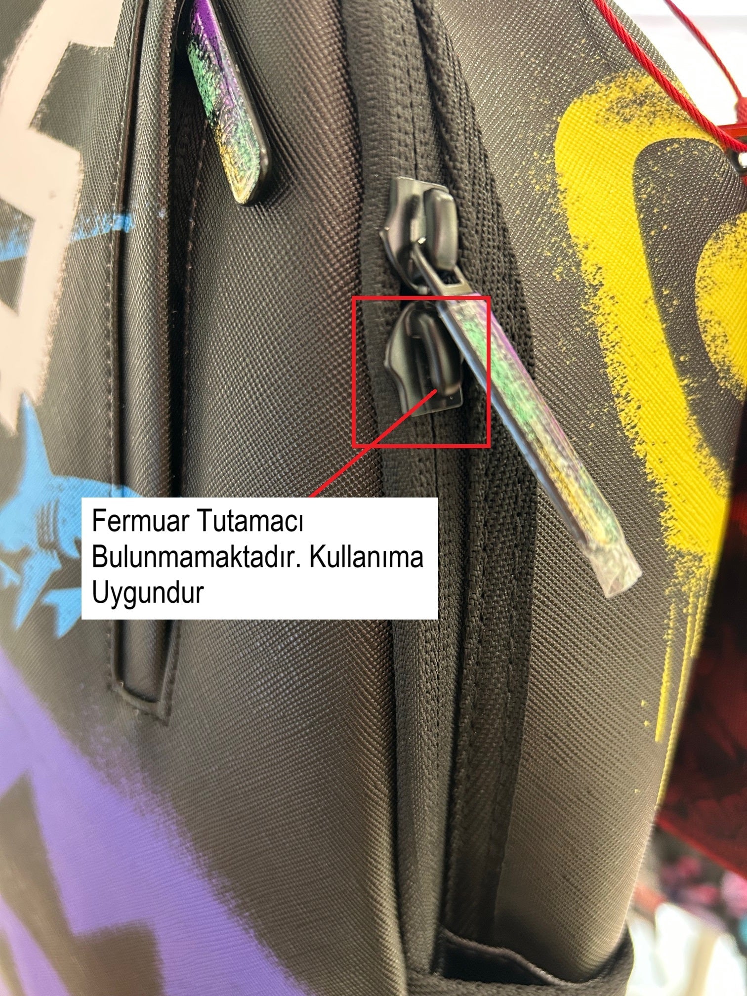 Sprayground - शार्क सेंट्रल एक्स डीएलएक्सएसवी पीठ बैग आउटलेट