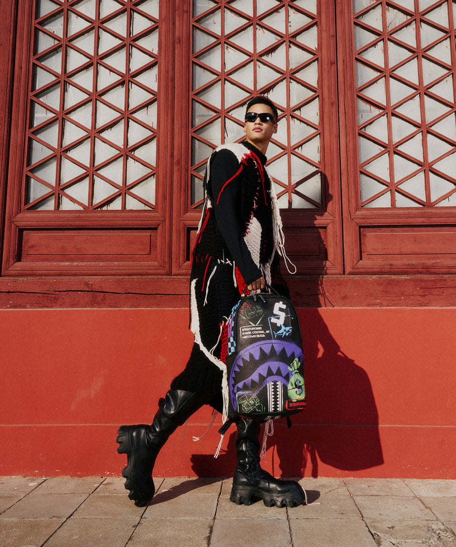 Sprayground - शार्क सेंट्रल एक्स डीएलएक्सएसवी पीठ बैग आउटलेट