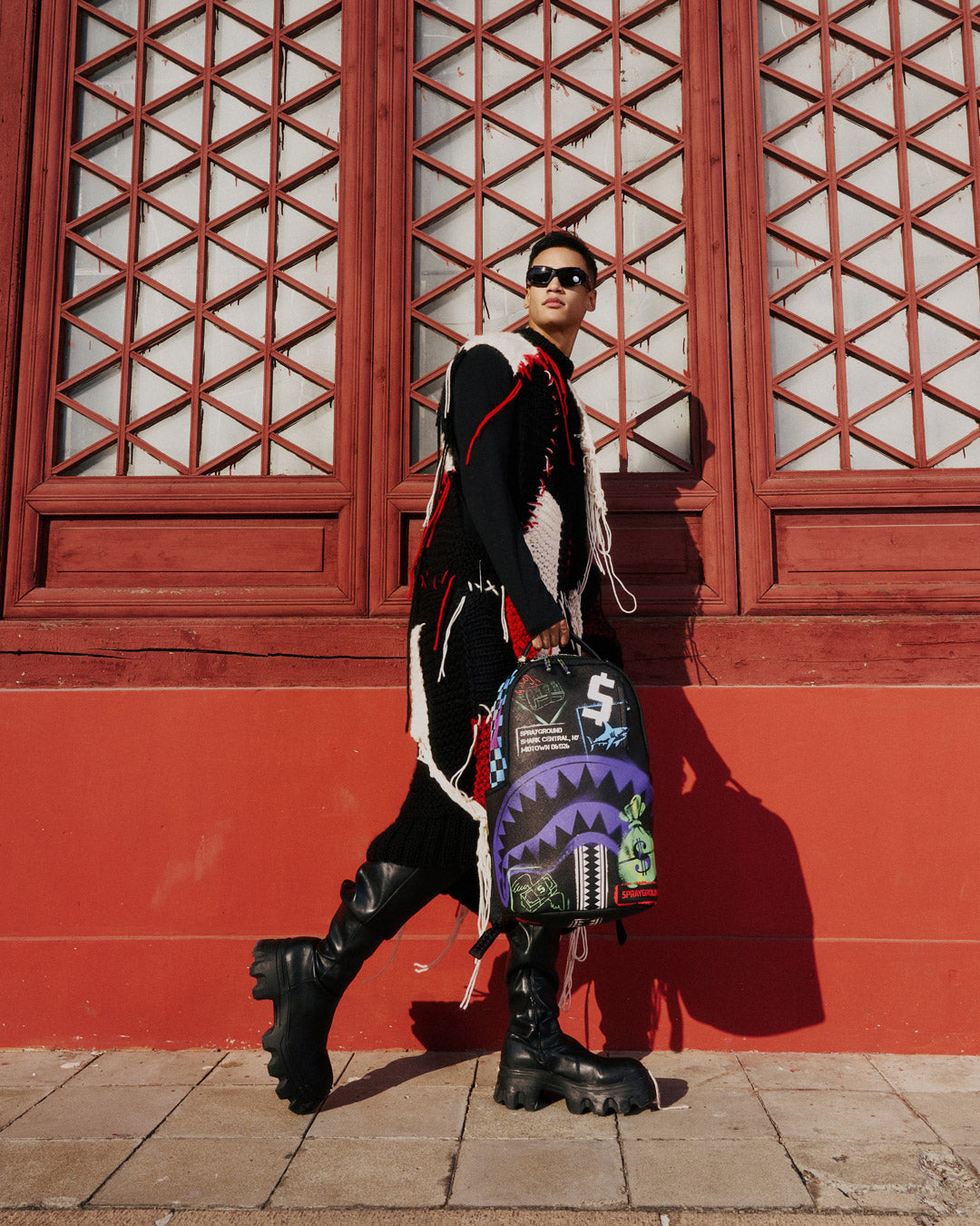 Sprayground - शार्क सेंट्रल एक्स डीएलएक्सएसवी पीठ बैग आउटलेट