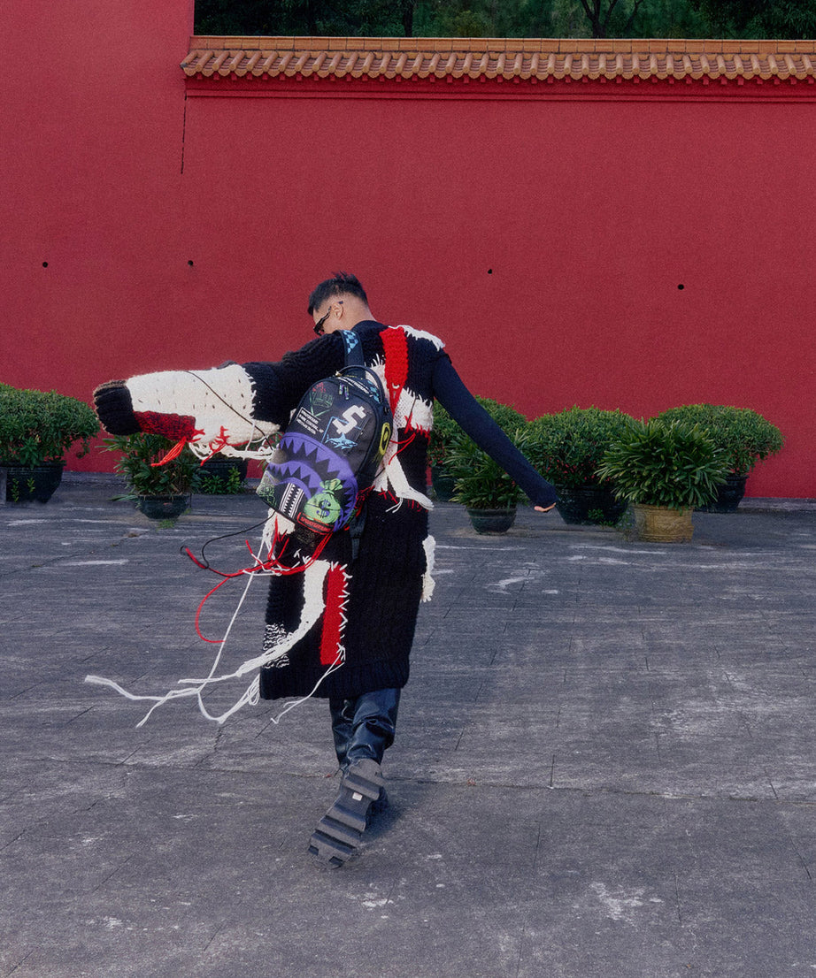 Sprayground - शार्क सेंट्रल एक्स डीएलएक्सएसवी पीठ बैग आउटलेट