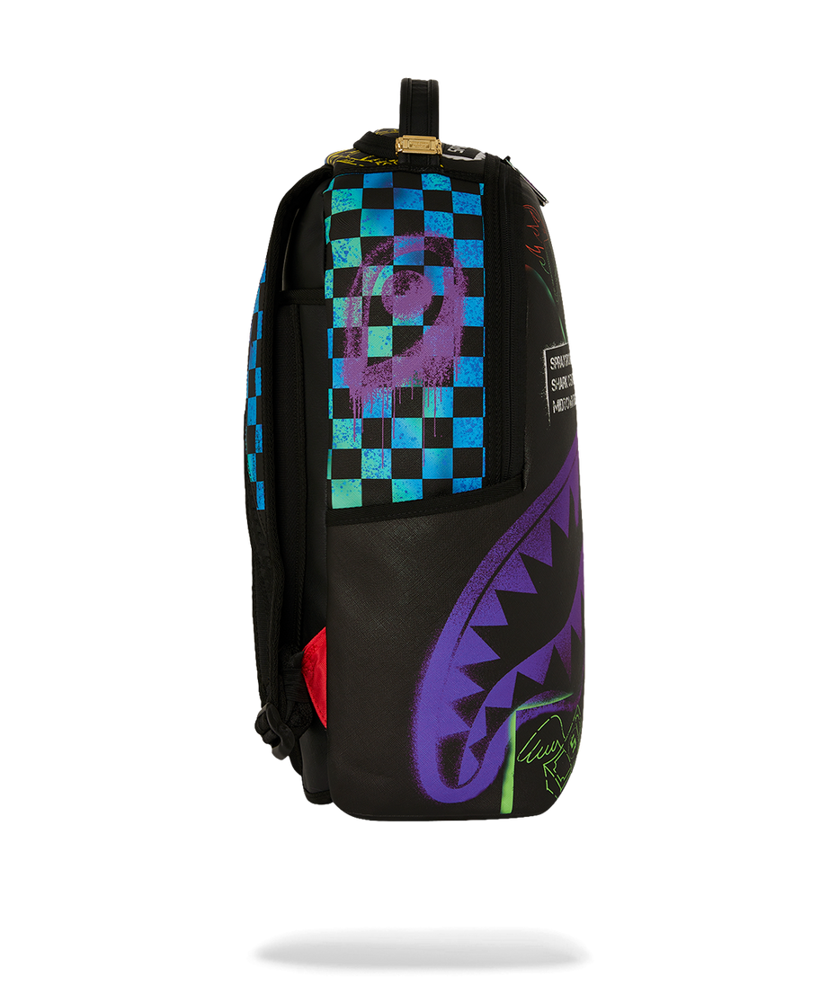 Sprayground - शार्क सेंट्रल एक्स डीएलएक्सएसवी पीठ बैग आउटलेट