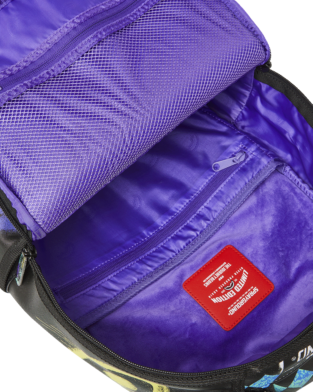 Sprayground - शार्क सेंट्रल एक्स डीएलएक्सएसवी पीठ बैग आउटलेट