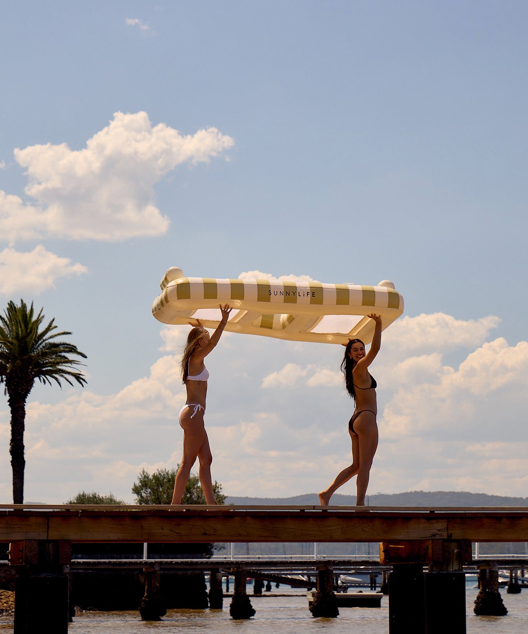 Sunnylife - Casa Sand Stripe Dalawang Panig na Inflatable na Kama para sa Dagat at Pool