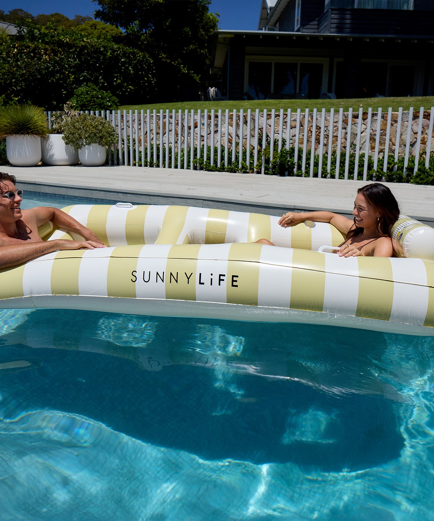 Sunnylife - Casa Sand Stripe Dalawang Panig na Inflatable na Kama para sa Dagat at Pool