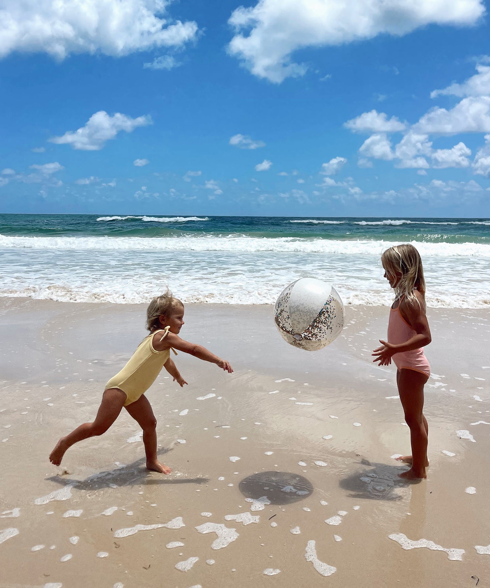 Sunnylife - 棉花糖充气闪光沙滩球