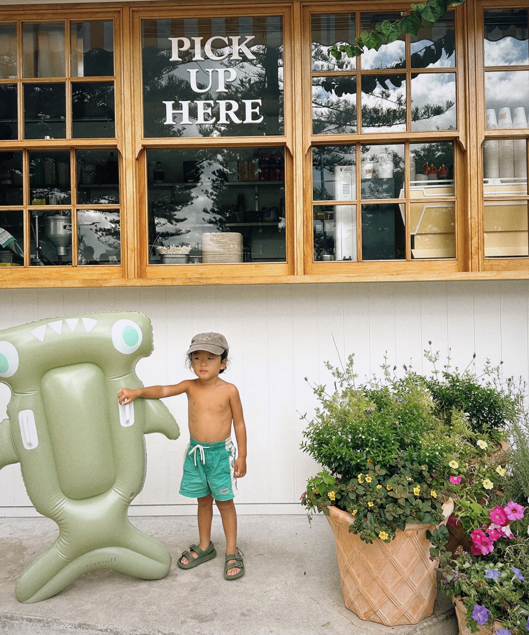 Sunnylife - Salty the Shark インフレータブル海とプール用子供用ベッド